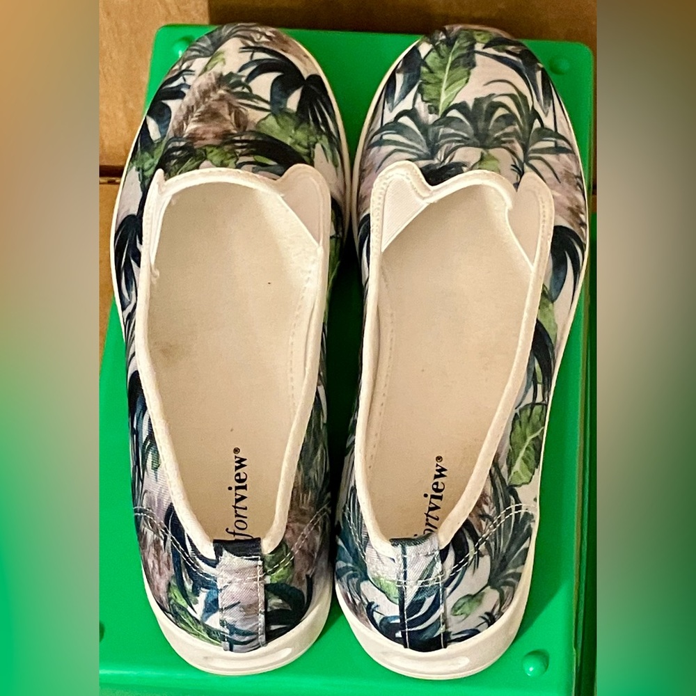 Comfortview 9 1/2 WWWomen's Slip-On Tropical Leaf Canvas Flats in Green and Blue - Picture 3 of 5